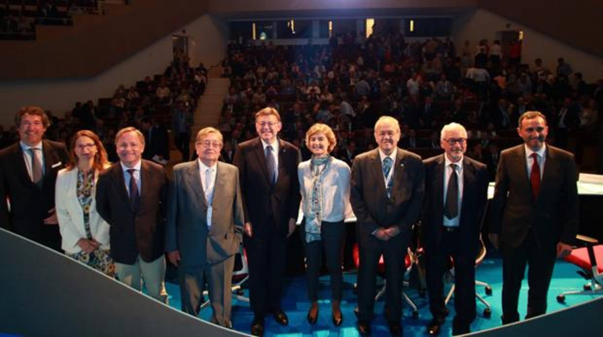 La ministra Isabel García Tejerina (centro), con el resto de autoridades y representantes de los regantes en el congreso, este martes en Torrevieja