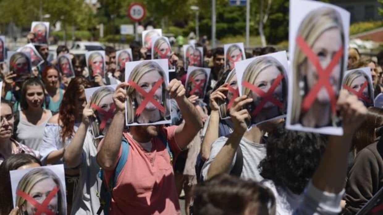 Los estudiantes sostienen la foto de Cifuentes con la cara tachada para mostrar su rechazo