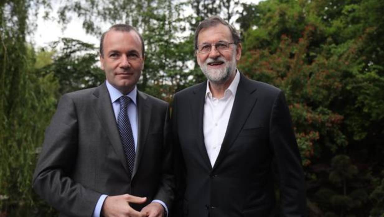 Rajoy, con Manfred Weber, en Sofía