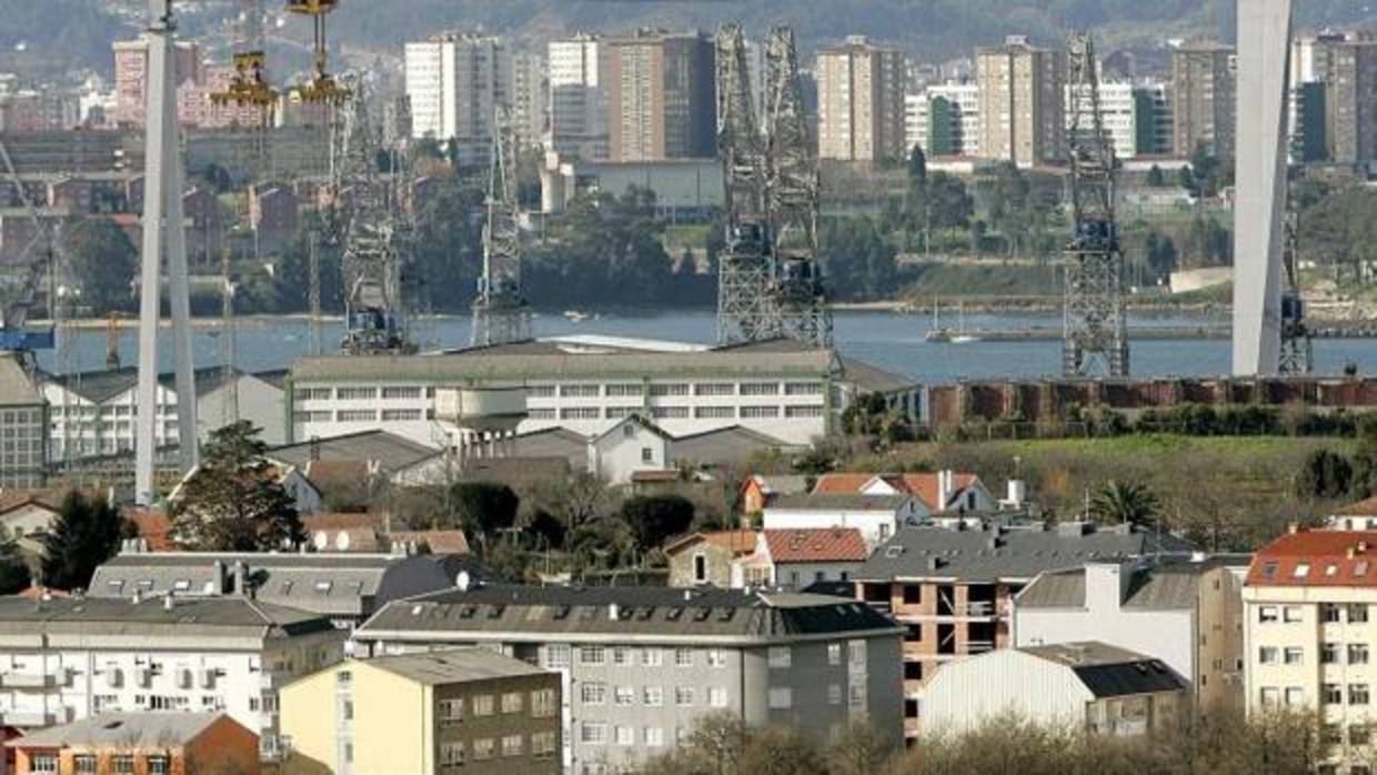 Vista de la ciudad de Ferrol. Al fondo, las torres de viviendas de Caranza
