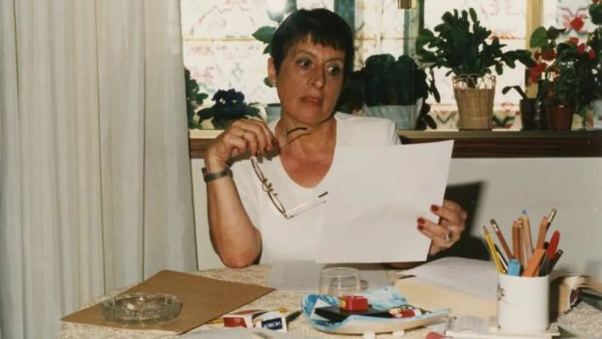 A autora posa na mesa onde escribía, arredor do ano 2000
