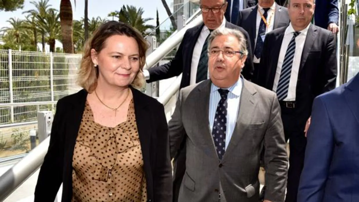 El ministro del Interior, Juan Ignacio Zoido, junto a la delegada del Gobierno en Baleares, María Salom