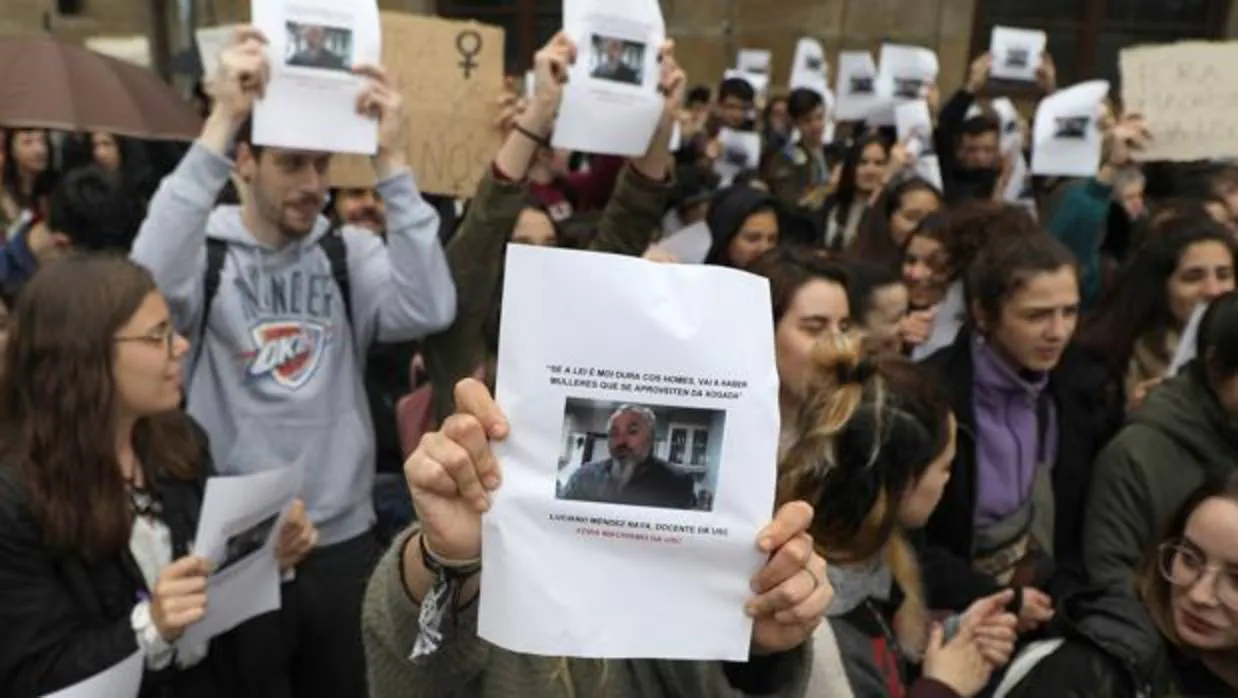 Estudiantes de la USC reclaman medidas contra el profesor, que ha pedido la absolución de los acudados de la Manada