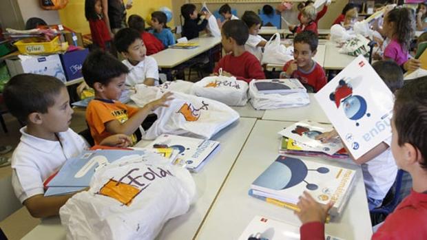 La Generalitat permite que profesores sin máster puedan dar clases, pero no sin saber suficiente catalán