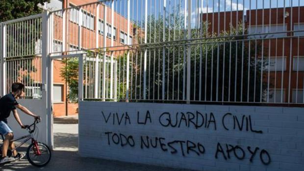 Los padres guardias civiles de Sant Andreu reprochan al alcalde su tardanza en interesarse por el caso