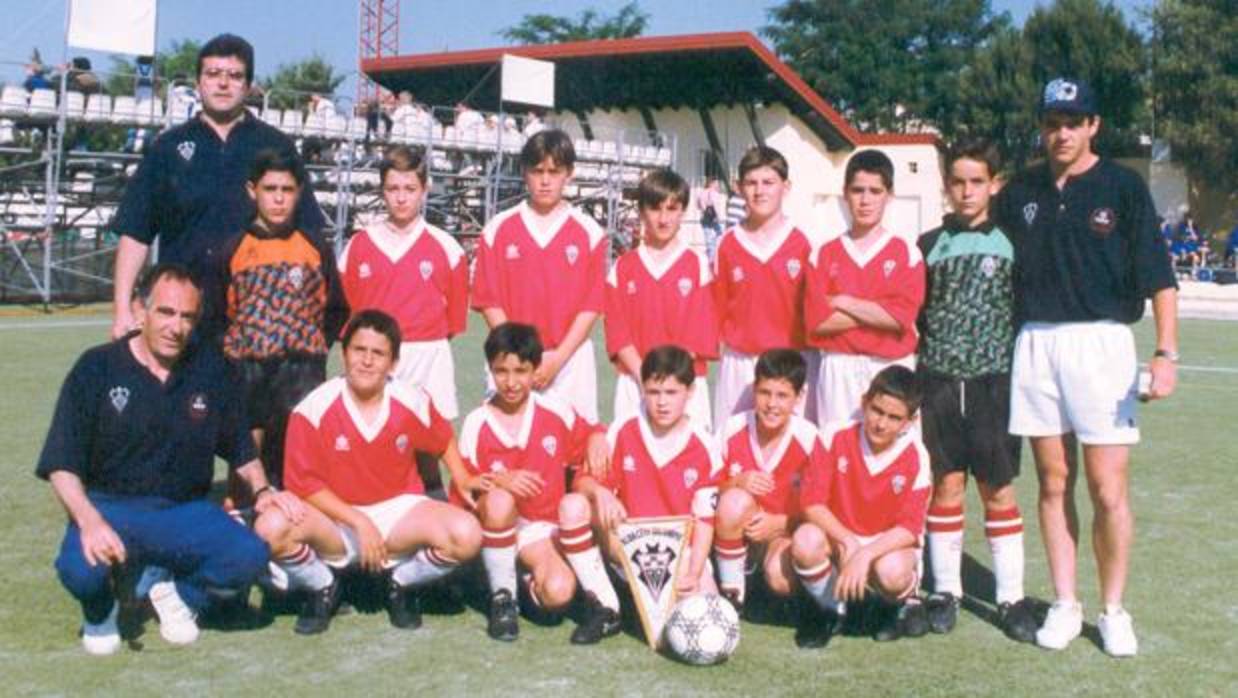 El equipo alevín del Albacete Balompié que participó en el torneo de Brunete celebrado en 1996. Iniesta sostiene el banderín del club