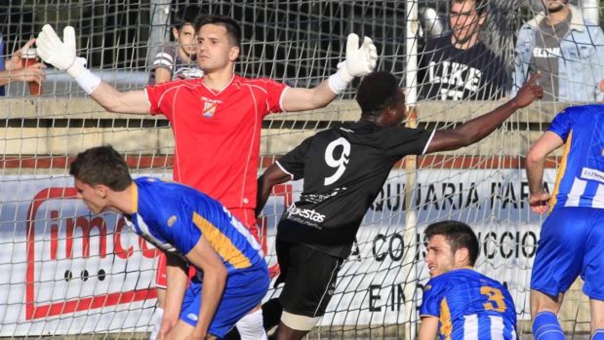 Adhibe celebra el gol del Conquense