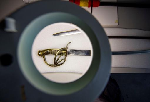 Espada analizado en el departamento de conservación y restauración del Museo del Ejército
