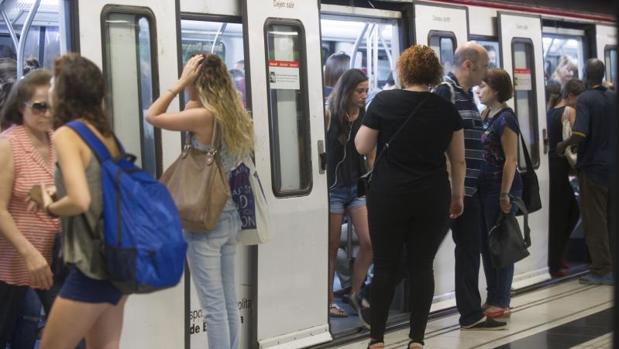 Miles de usuarios de la T-16 de Barcelona, sin el billete por un retraso en el envío
