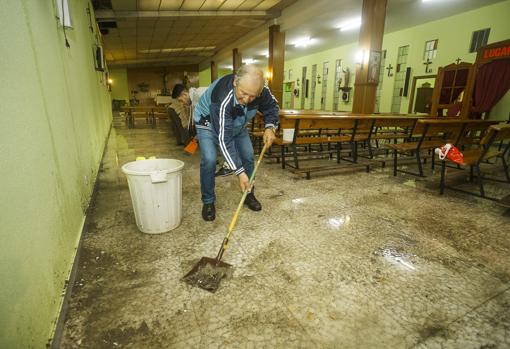 Varias personas limpian la iglesia de Fátima de Ciudad Rodrigo tras la tormenta
