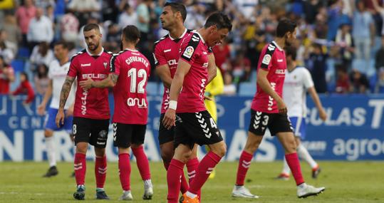 Los jugadores del Albacete, apesadumbrados tras su derrota en Zaragoza