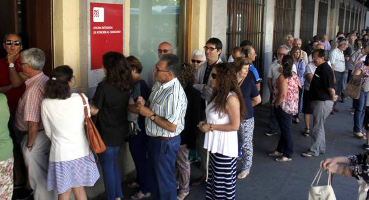 Imagen de archvio de varias personas aguardando su turno a las puertas de la Oficina de Turismo en Zocodover