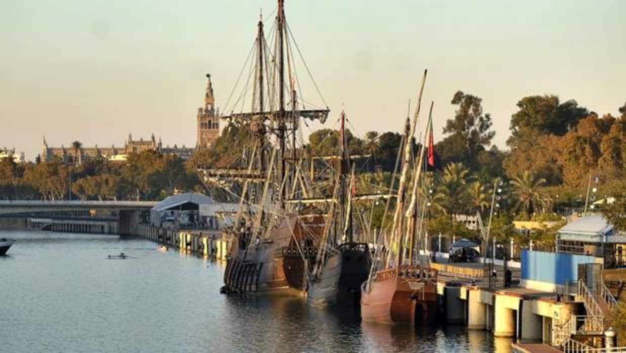 Barcos de la fundación Nao Victoria atracados en el mulle sevillano de las Delicias
