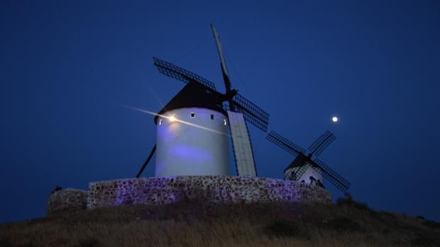 Alcázar iluminará sus molinos en apoyo a causas sociales