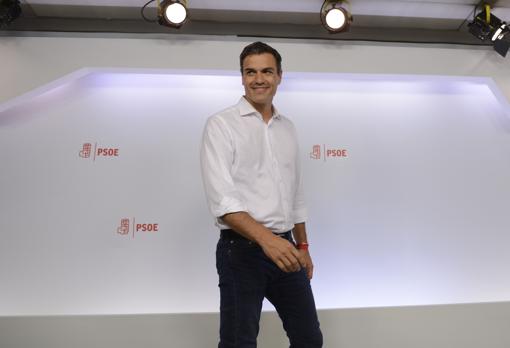 Pedro Sánchez sonríe tras ganar las primarias