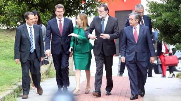 Mariano Rajoy, esta mañana a su llegada al acto en Vigo, acompañado de Núñez Feijóo, Ana Pastor, Abel Caballero y Juan Güell