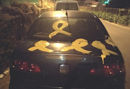 Imagen del coche pintado con lazos amarillos