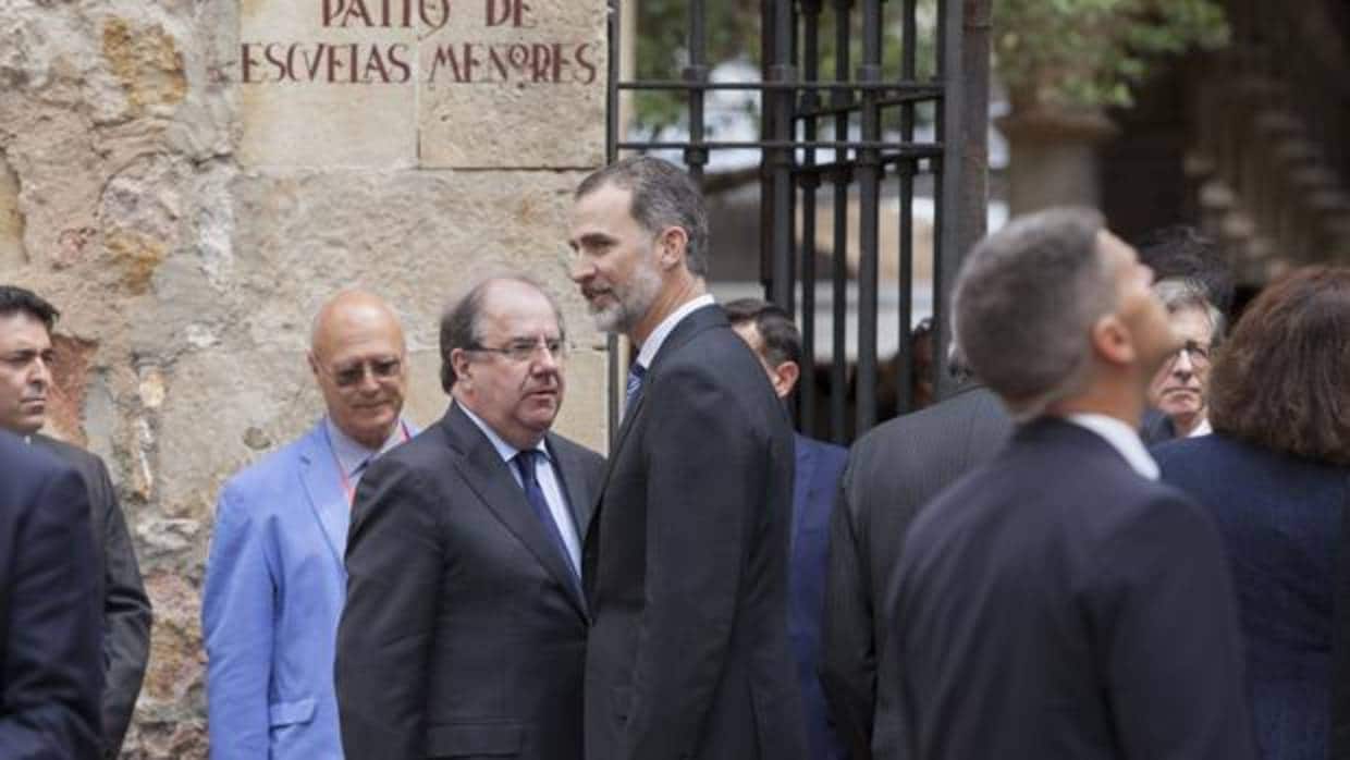 El Rey Felipe y el presidente de la Junta, Juan Vicente Herrera, a la salida del acto inaugural de la celebración del IV Encuentro de Rectores Universia 2018