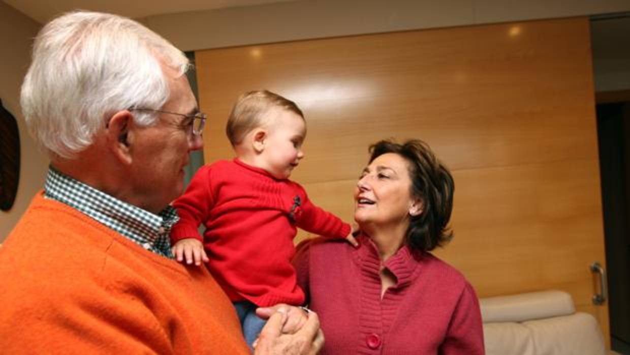 Dos abuelos con su nieta en una imagen de archivo