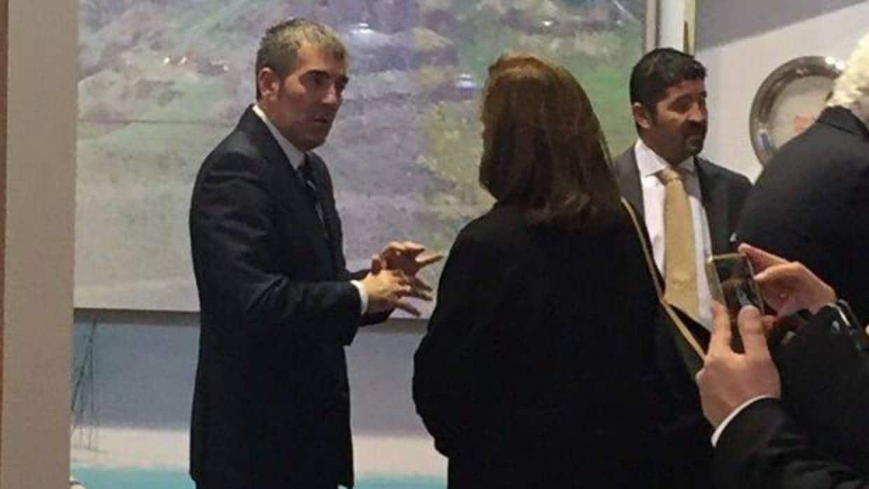 Fernando Clavijo discute con la presidenta de Ascav, Doris Borrego, en Londres