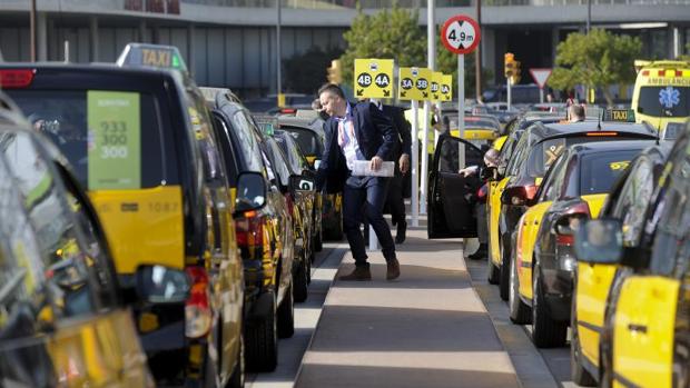 Los taxistas de Barcelona tendrán prohibido trabajar con bermudas, tirantes o chancletas