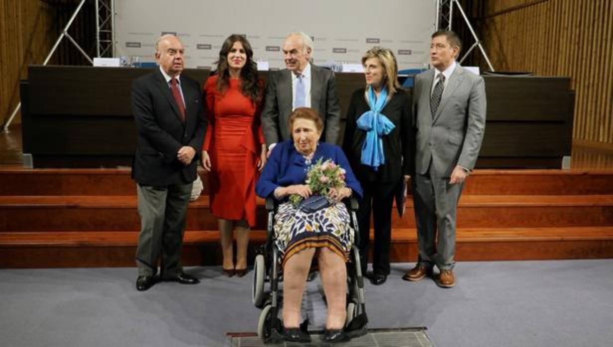 El presidente de la Fundación José Ortega y Gasset, José Varela, junto a los Duques de Soria, Imelda Rodríguez, María José Salgueiro y Jesús Fonseca