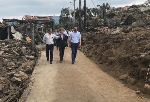 Feijóo, en el centro, acompañado por el alcalde de Tui, Carlos Vázquez Padín (derecha) y un técnico, visitando las zonas afectadas