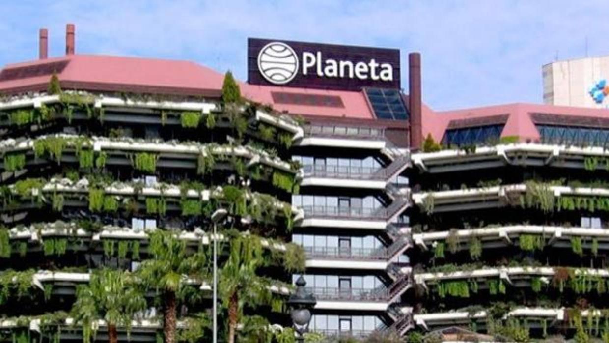 El Edificio Planeta está situado en la avenida Diagonal de Barcelona