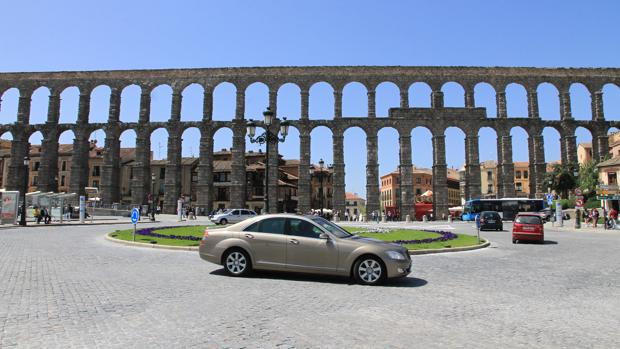 Multas de hasta 3.000 euros por actos vandálicos contra el acueducto de Segovia