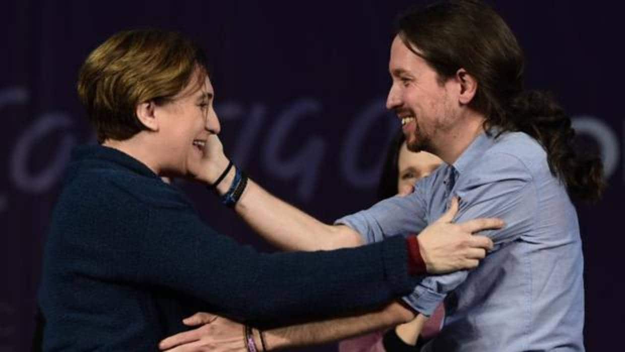 Colau e Iglesias, durante un mitin de Podemos