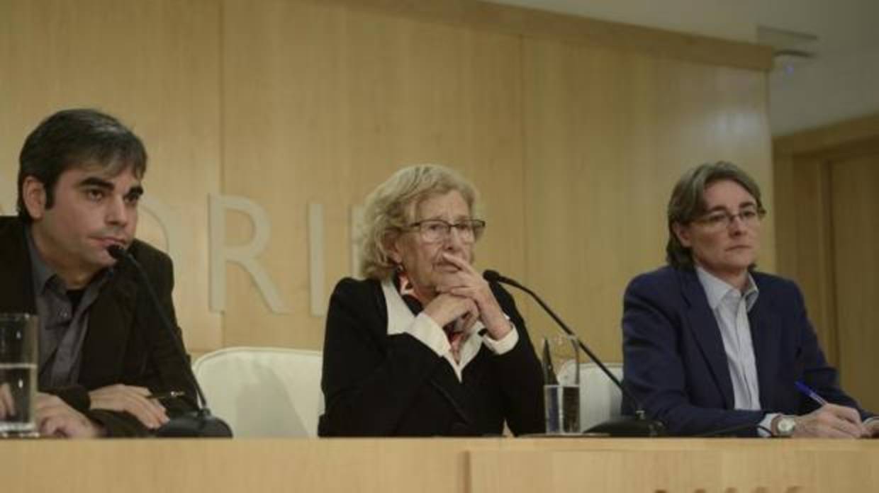 El delegado de Economía, Jorge García Castaño, la alcaldesa Manuela Carmena y la primer teniente de alcalde Marta Higueras