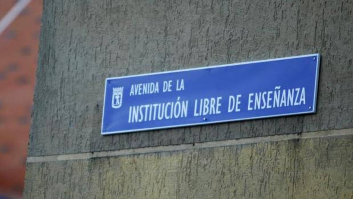 La placa actual de la Institución Libre de Enseñanza que sustituye a la de los Hermanos García-Noblejas