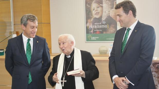 El cardenal arzobispo de Valencia bendice la nueva oficina de Eurocaja Rural en la ciudad