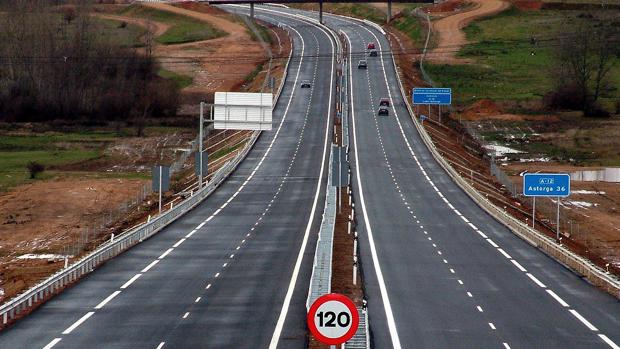 Conduce durante 13 kilómetros en sentido contrario por la autopista León-Astorga