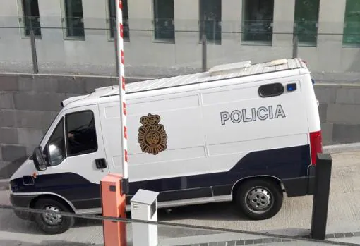 Una de las furgonetas que han entrado hoy en la Ciudad de la Justicia de Barcelona