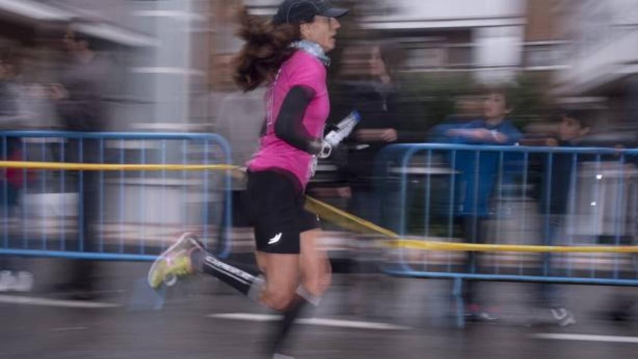 Una corredora participa en una prueba popular en Madrid