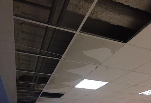 Varias placas del falso techo han caído de nuevo con las lluvias
