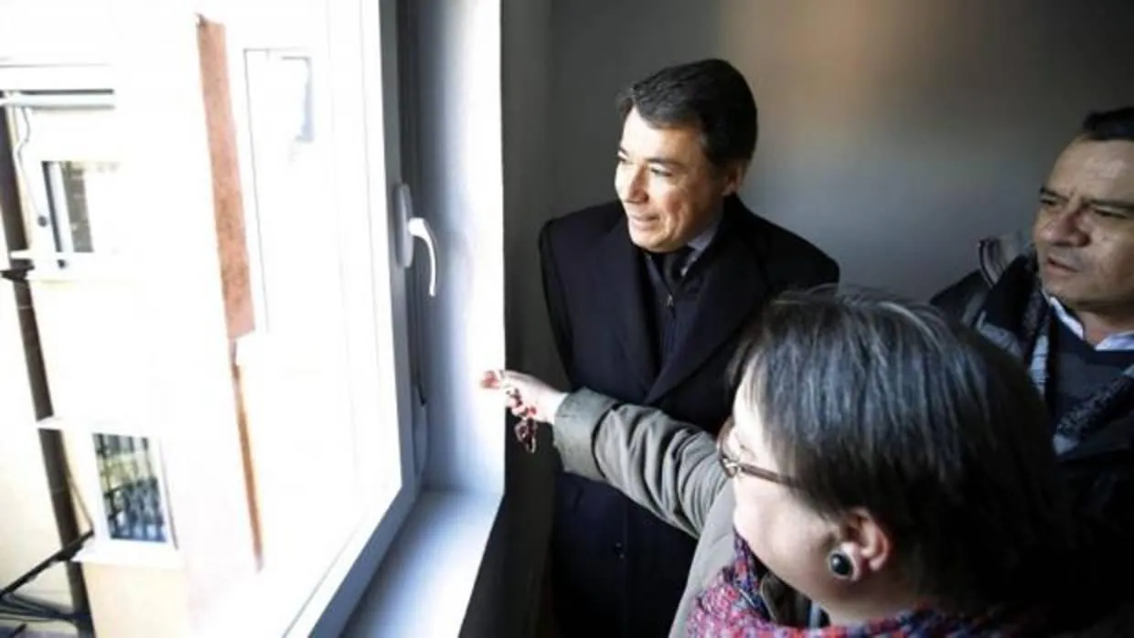 Ignacio González, en 2014, entregando las llaves de una vivienda del cupo de especial necesidad del Ivima