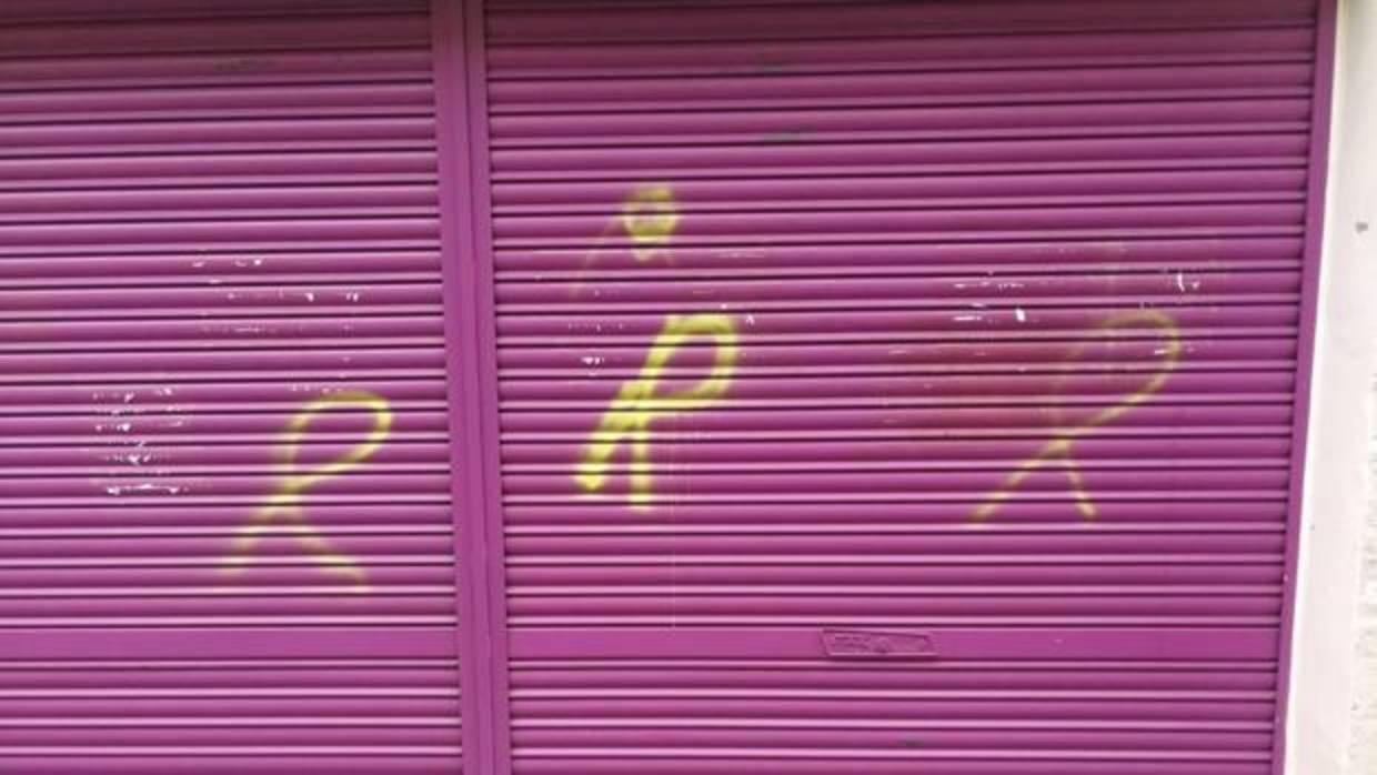 Lazos amarillos pintados sobre la verja metálica de la tienda de la madre de Albert Rivera