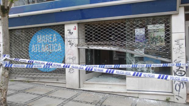 Una decena de encapuchados destroza la sede de Marea Atlántica