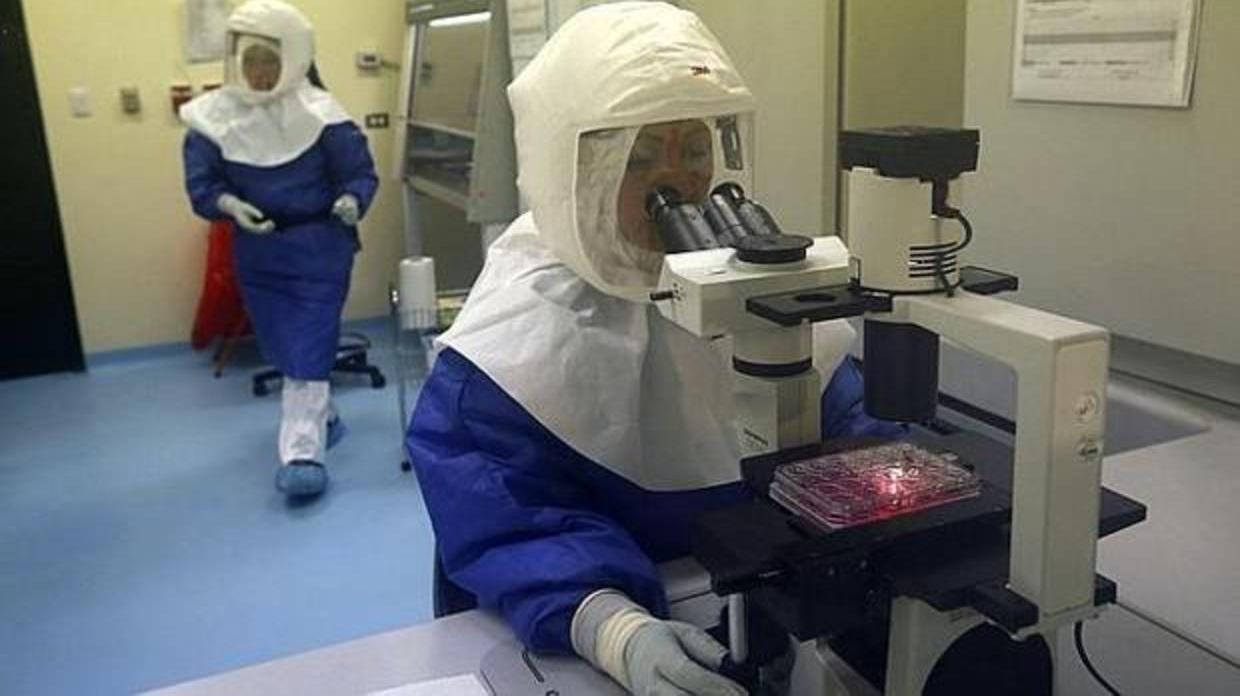 Un sanitario retira el bote que ha saltado la alarma por ébola en Palma