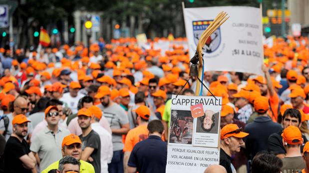 Una marea naranja denuncia en Valencia el «ninguneo político» al mundo rural