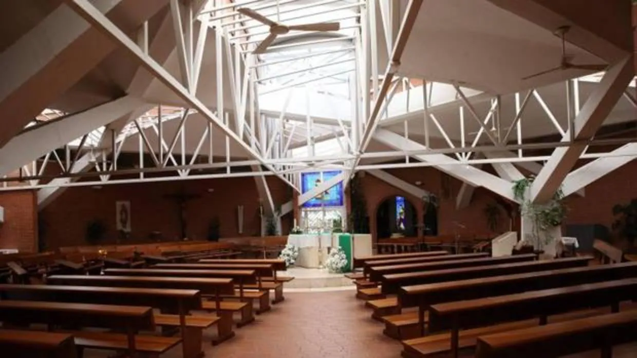Interior de la parroquia de la Santísima Trinidad