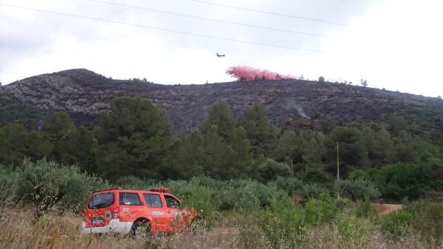 Un incendio corta la línea férrea entre Játiva y Alcoy y obliga a desalojar a 200 personas