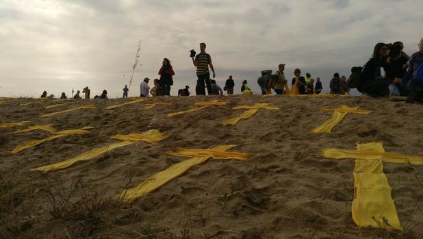 Los CDR de Mataró burlan la prohibición de poner cruces en la playa y colocan toallas y bufandas en cruz