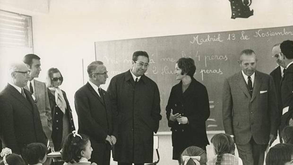 José Luis Villar Palasí, en el centro, durante una visita a un colegio de Madrid en 1969