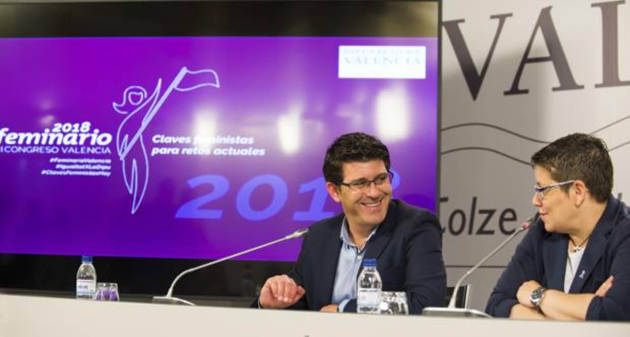 Imagen de Jorge Rodríguez e Isabel García durante la presentación del Feminario