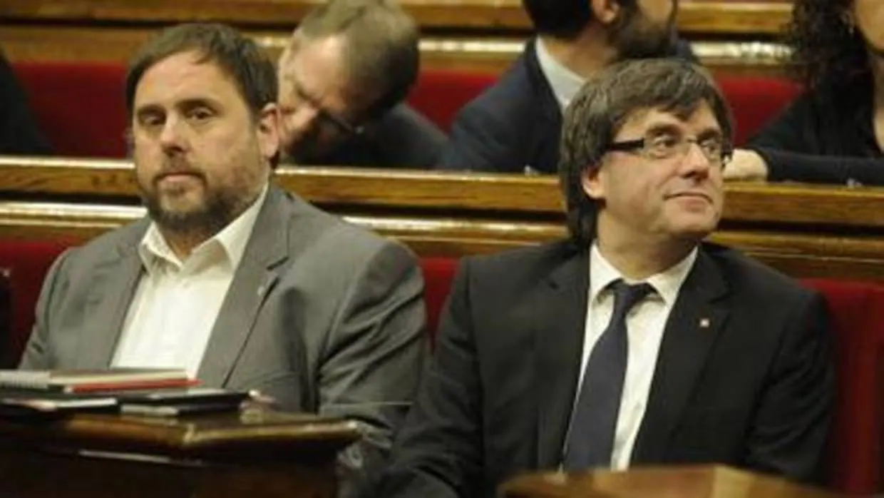 Oriol Junqueras y Carles Puigdemont en el Parlament