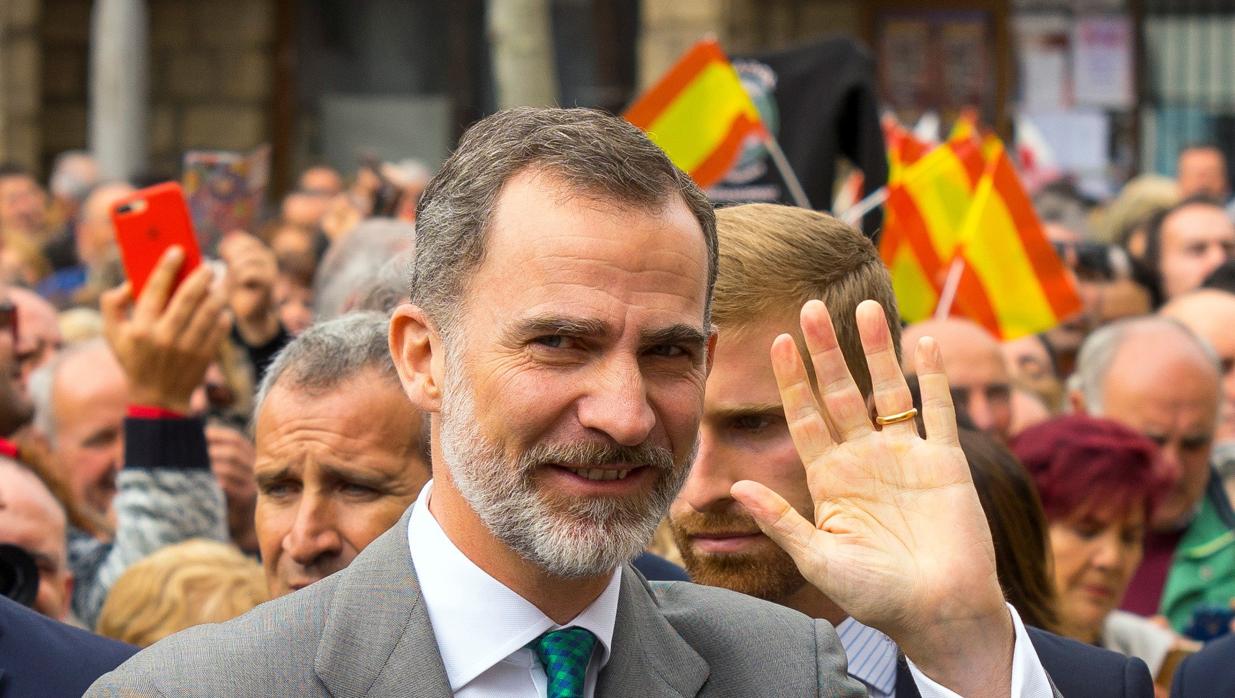 El Rey saluda este martes al público en la Plaza de España de Reinosa (Cantabria)