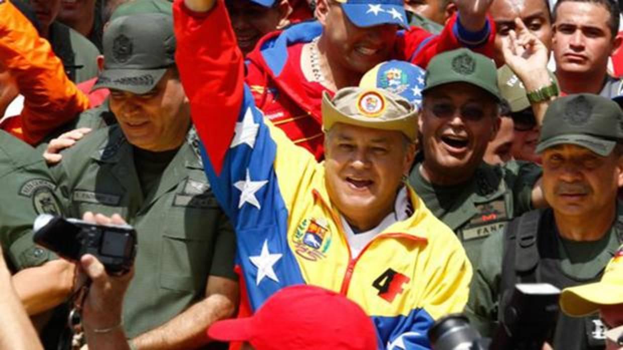 Diosdado Cabello posa junto a militares venezolanos en 2016